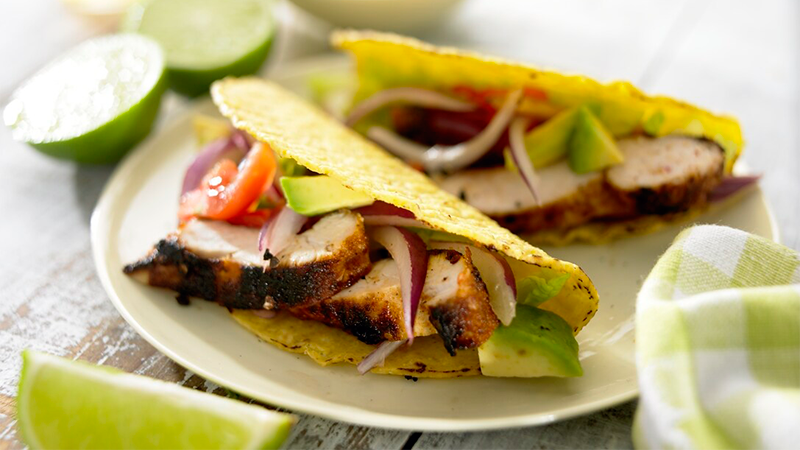 Grillattu broileri hapokkaan limemajoneesin kera