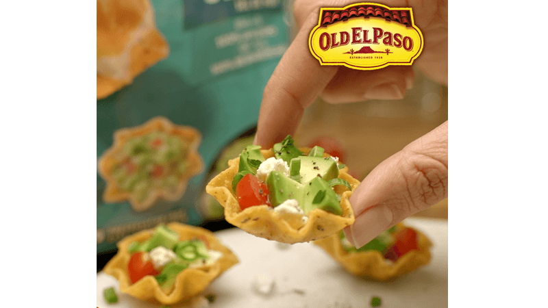 Avocadolla, fetalla ja kirsikkatomaateilla täytetyt tortillakupit