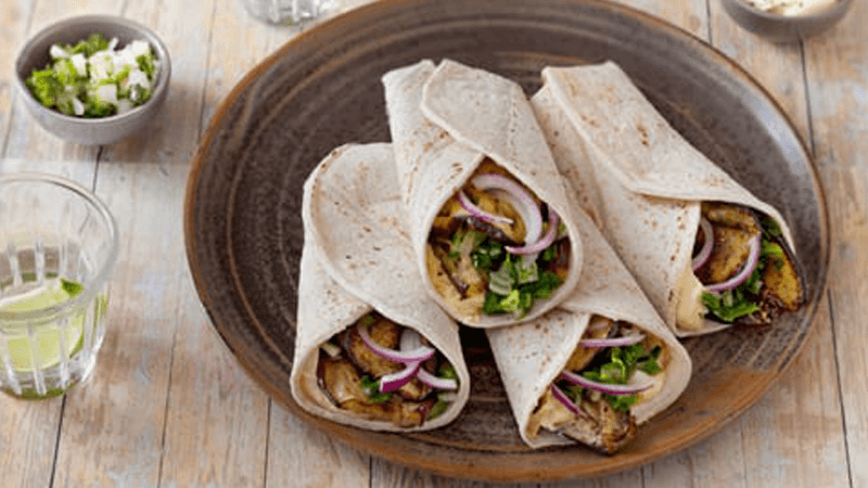 Gluteenittomat vegetaariset burritot munakoison, yrttien ja hummuksen kera
